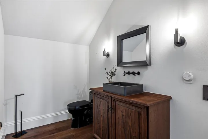1/2 bath in main foyer outside of living room