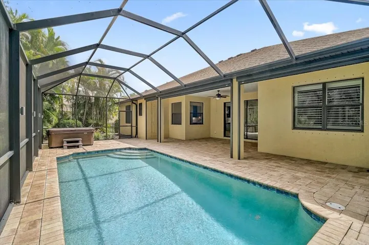 SALTWATER POOL W/HOT TUB