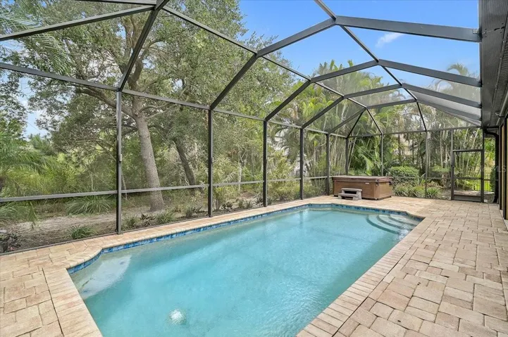 SALTWATER POOL W/HOT TUB