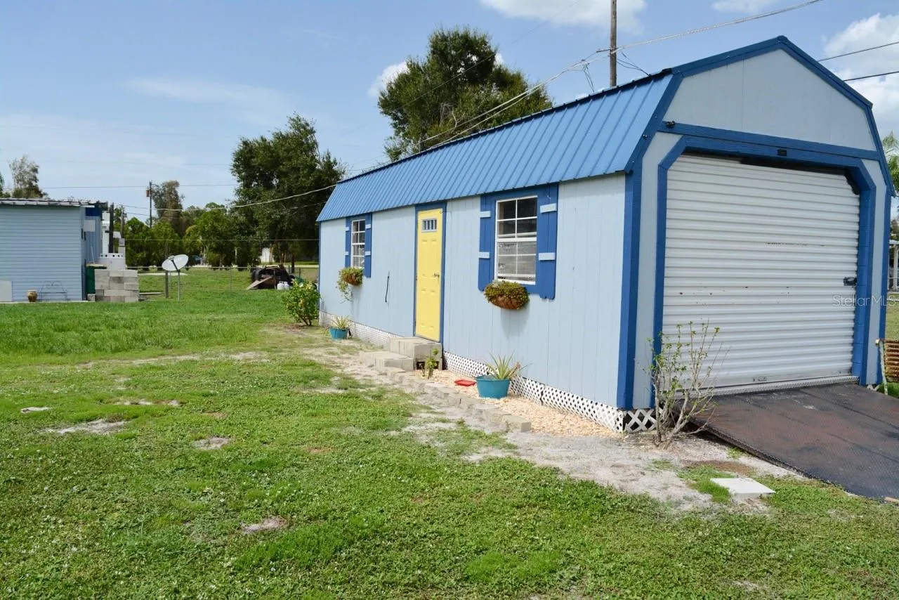 Storage and Work Garage with Electricity