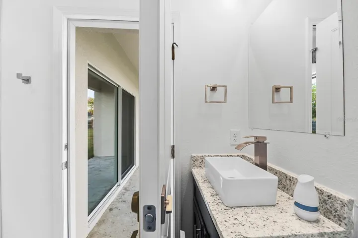BATHROOM 3 ENSUITE BATH LEADS TO LANAI