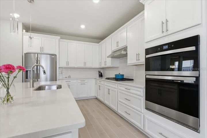 GOURMET KITCHEN WITH WALL OVEN