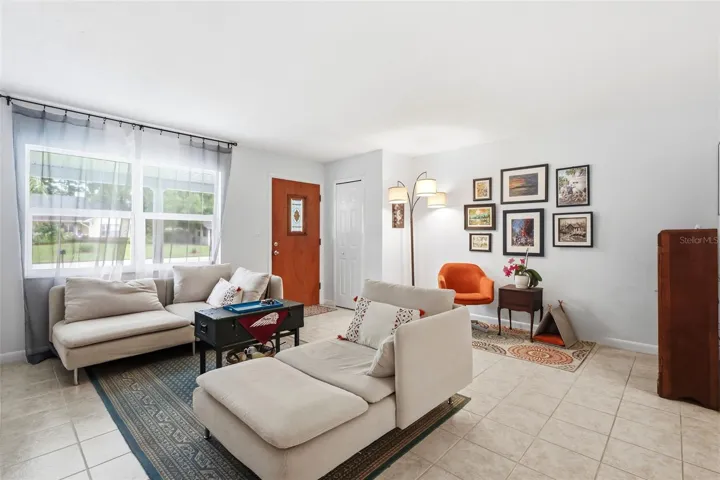 ENTRANCE/LIVING ROOM