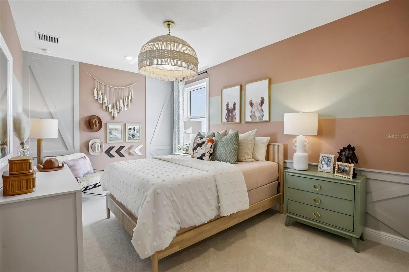 BUILDER MODEL PHOTOS - ACTUAL UNIT MAY DIFFER