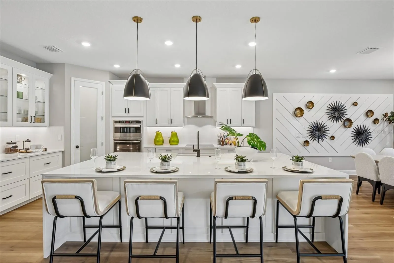 BUILDER MODEL PHOTOS - ACTUAL UNIT MAY DIFFER