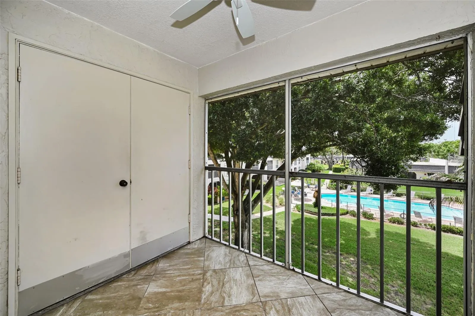 Balcony with washer & dryer