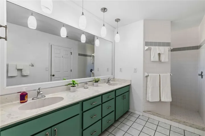 Walk-in Shower to the right