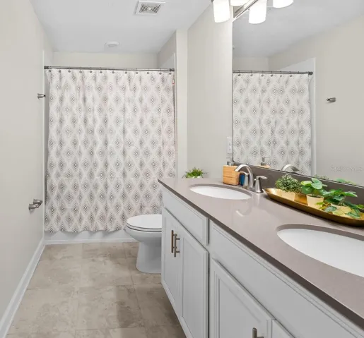 Upstairs Full Bathroom