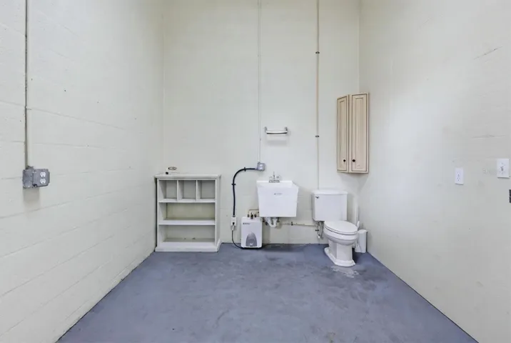 Utility room with Bathroom hookups and storage space