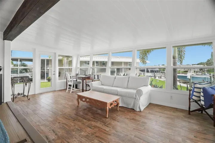 Florida room off living/dining/kitchen