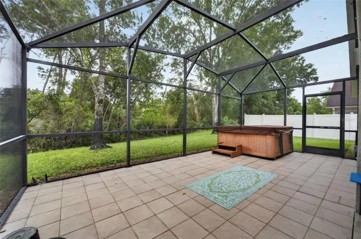 Functional jacuzzi and peaceful backyard from lovely lanai waiting for you