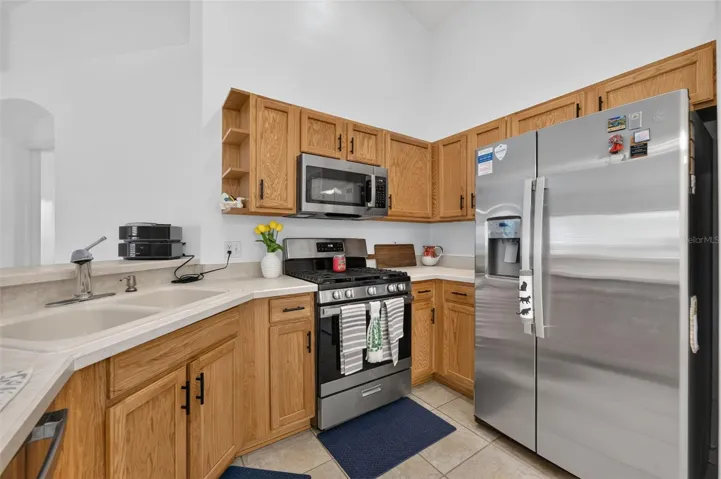 Beautiful kitchen, new appliances, breakfast bar, large pantry