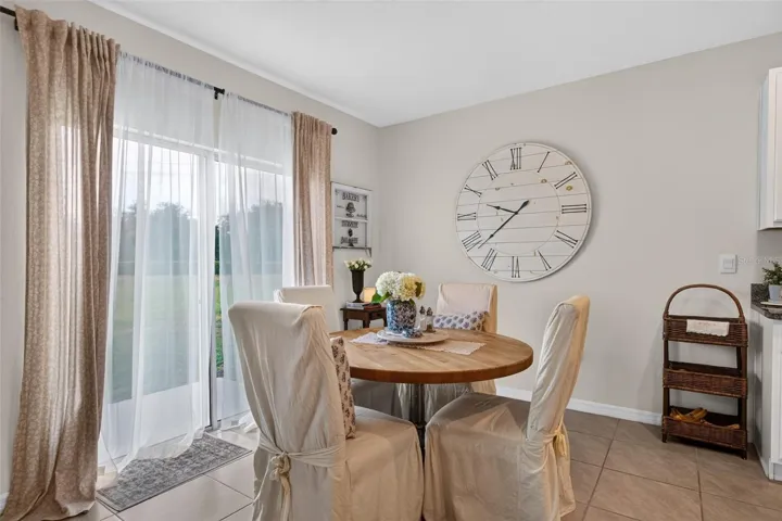 Dining/breakfast nook