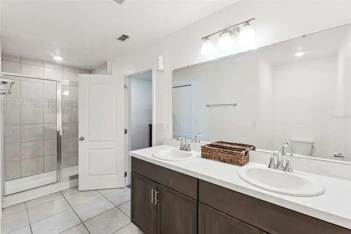 Primary en suite bathroom