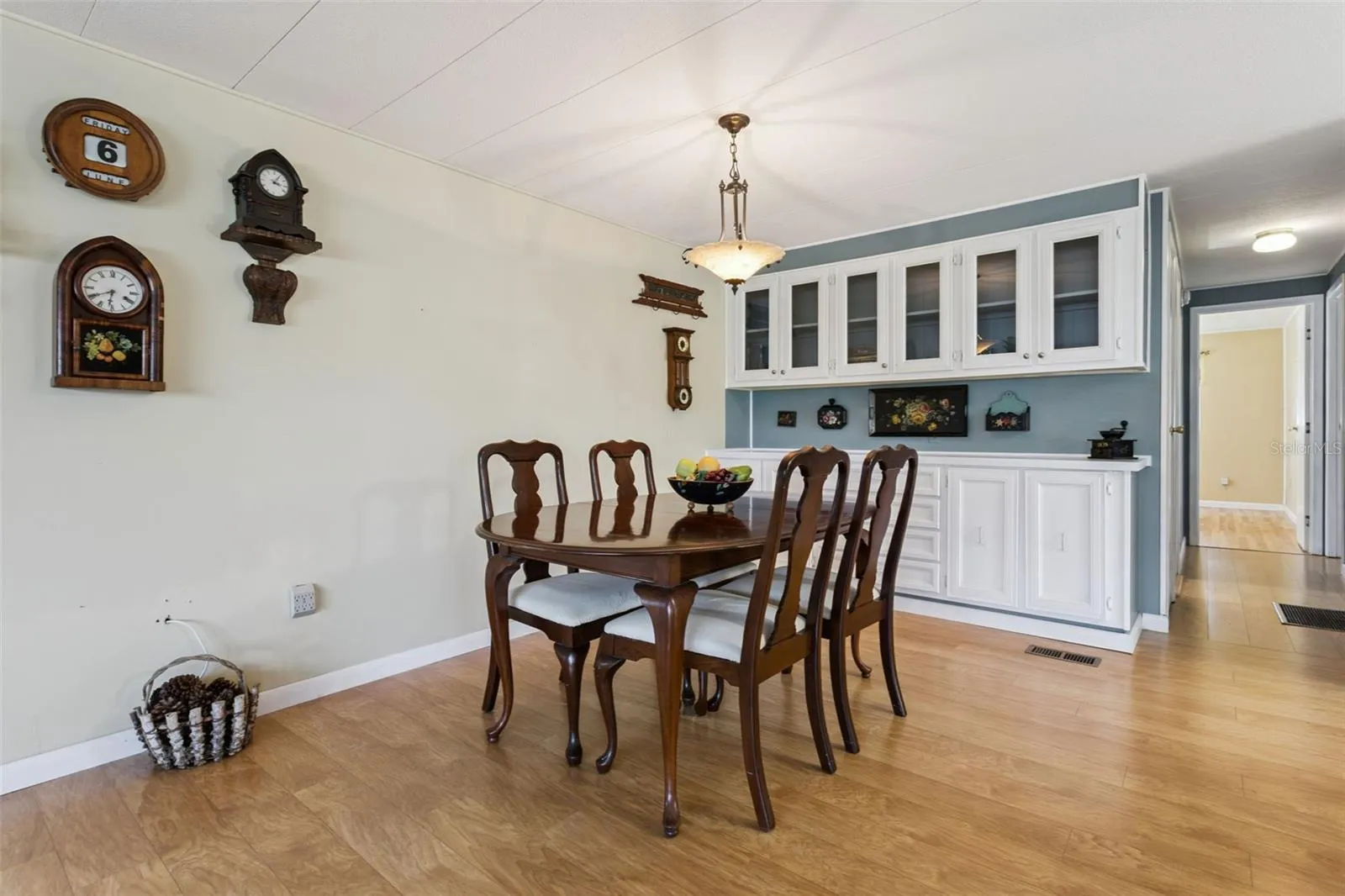 CLOCKS SHOWN IN PHOTOS (except grandfather clock) DO NOT CONVEY.