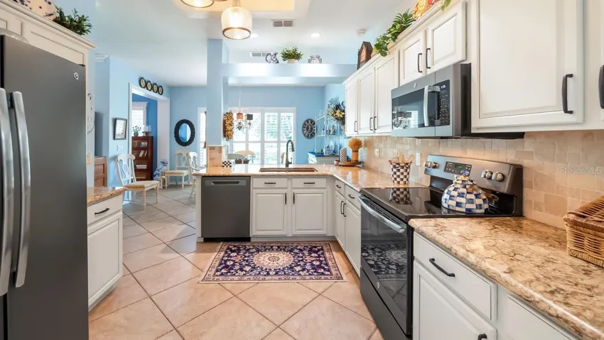 Kitchen and Eat in Kitchen Area