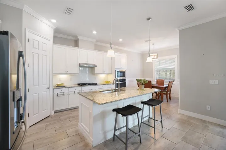 CRISP WITE SOLID WOOD KITCHEN
