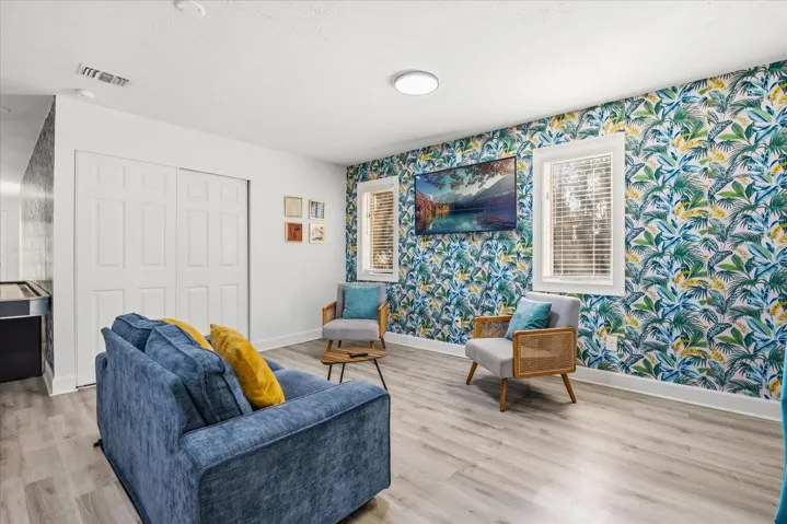 1st floor private apartment Living room