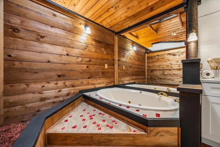 Second Floor Private Studio Jacuzzi
