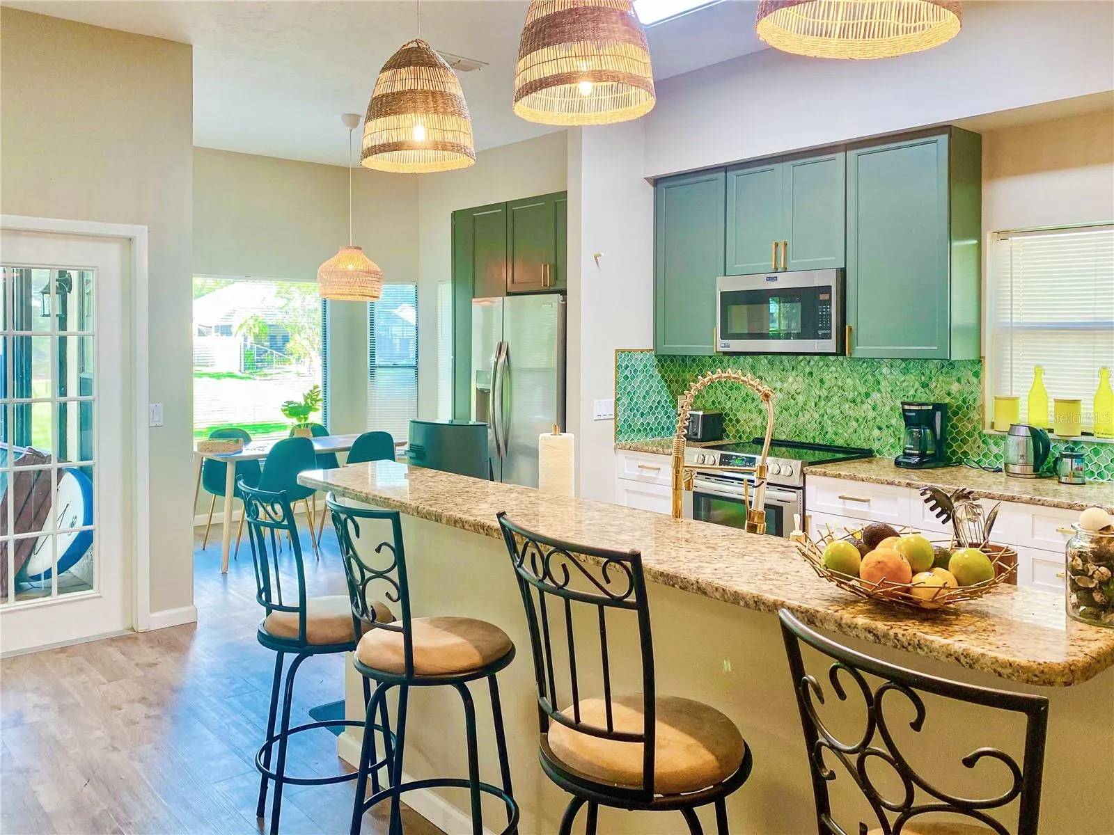 KITCHEN BREAKFAST BAR