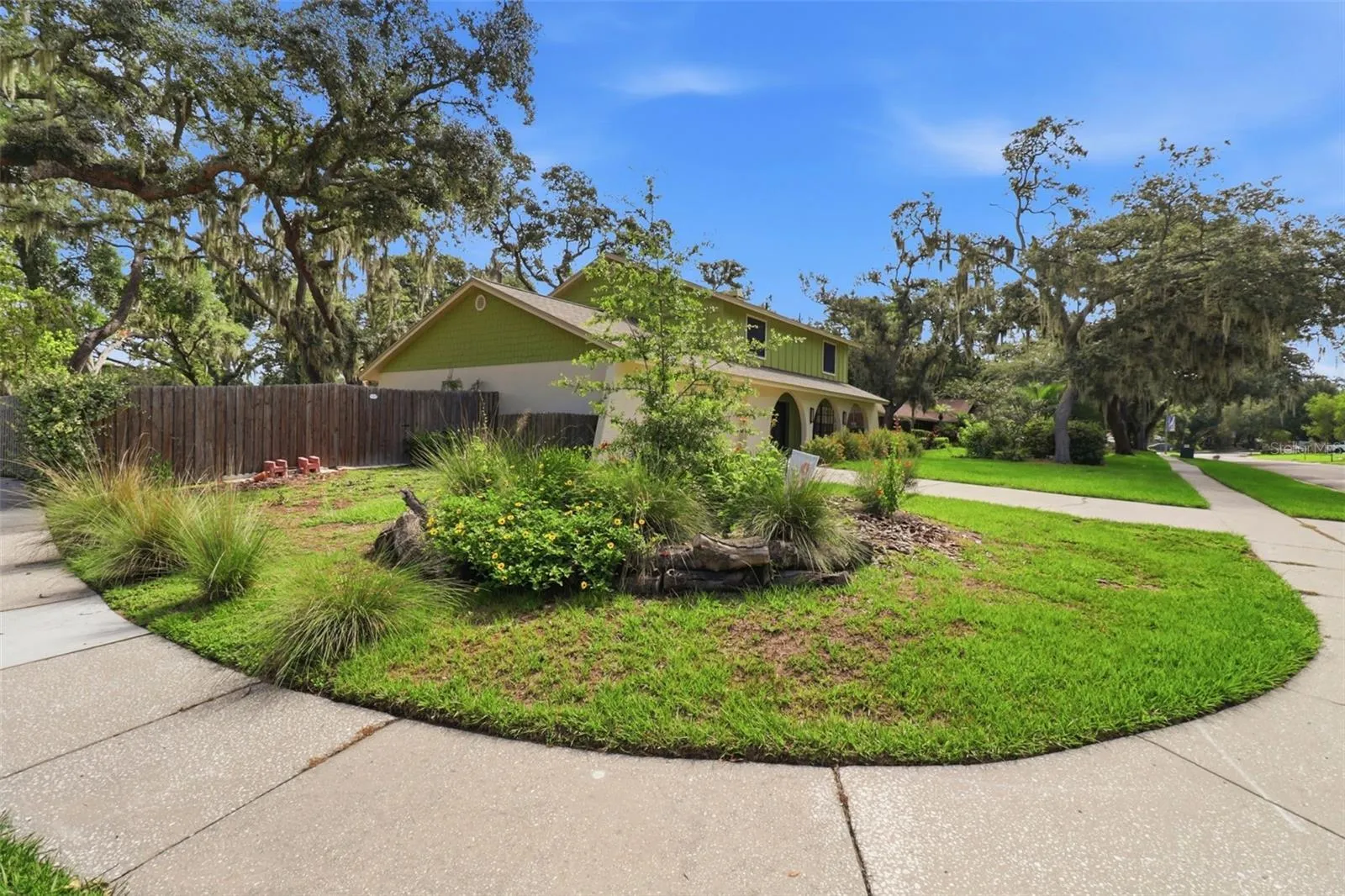 Walkable neighborhood with nice sidewalks