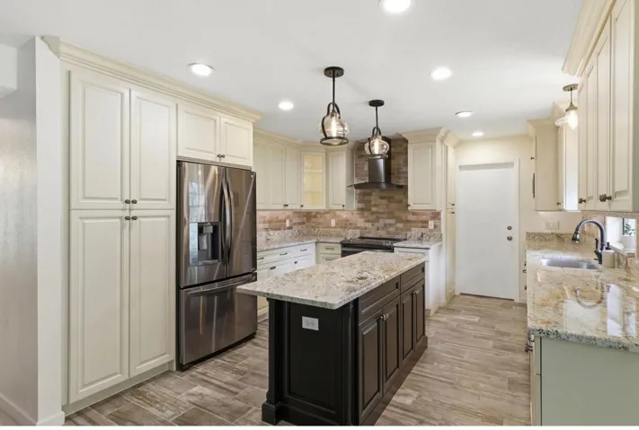 Custom kitchen - with many conveniences like pull-out shelves