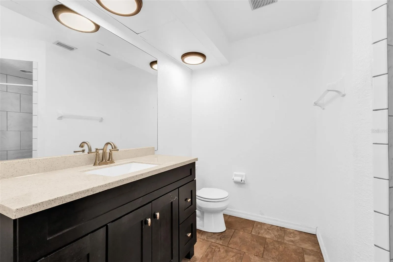 Primary en suite bathroom