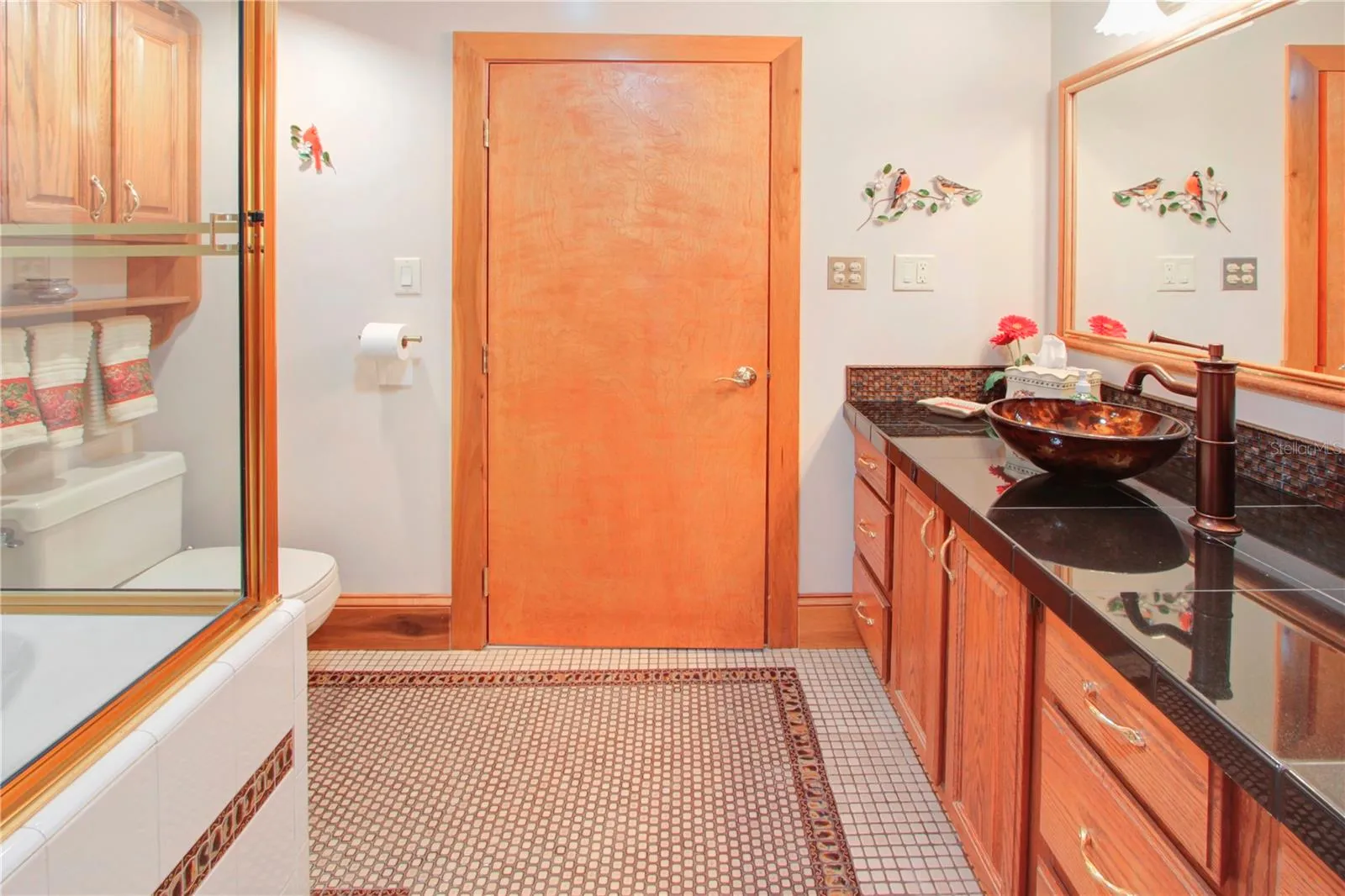 Elegant guest bath design