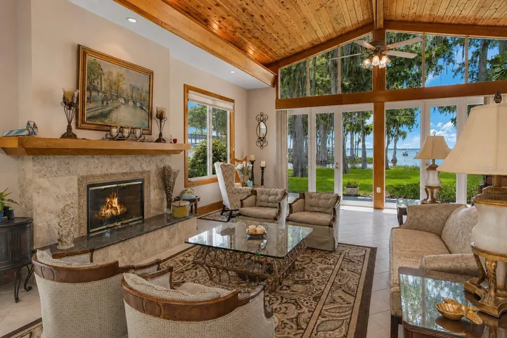Light-filled lakeside living
