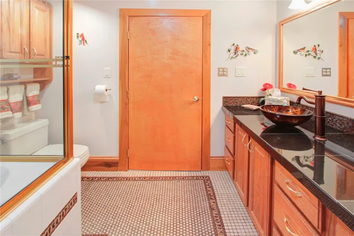 Elegant guest bath design