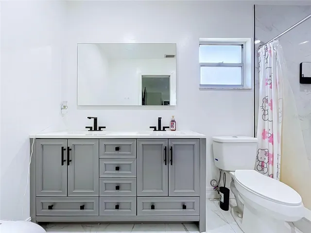 Primary en suite bathroom