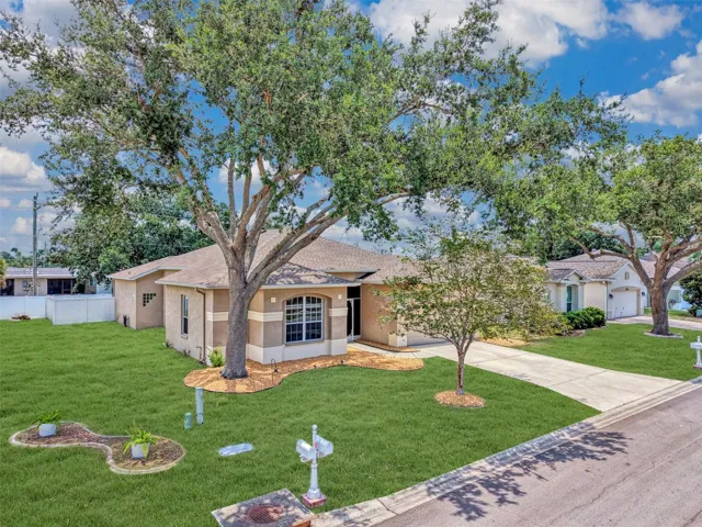 WOODMERE LAKES – 4 BEDROOM + DEN POOL HOME WITH 2022 SALTWATER POOL, SPA & TIKI BAR!