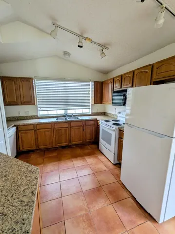 Kitchen w/pantry closet