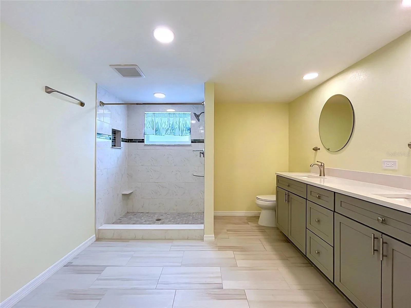 Massive en suite bathroom!