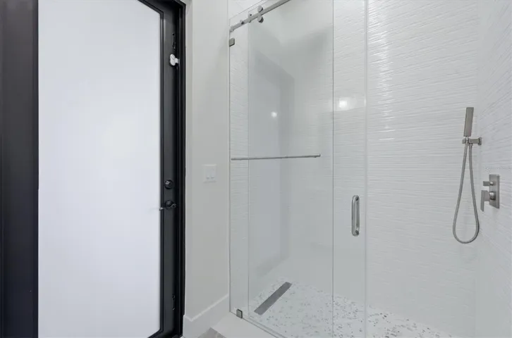 Guest Bath w/Pool Access