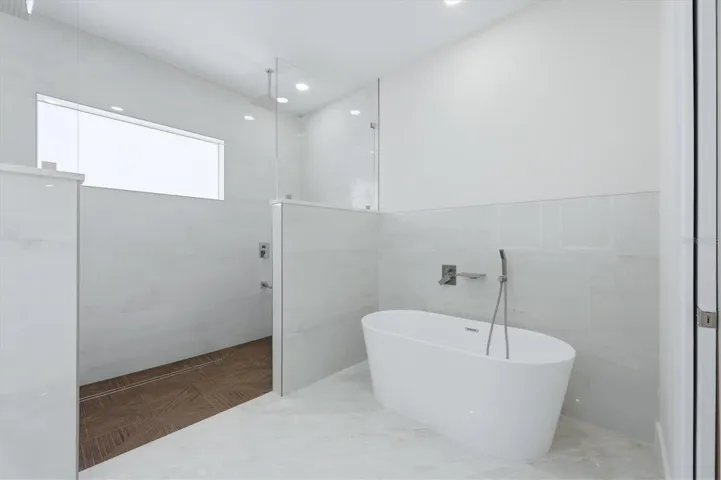 Ensuite soaking tub