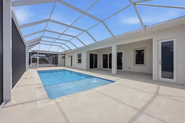 Dazzling Pool with non-slip tiles and a viewing screen