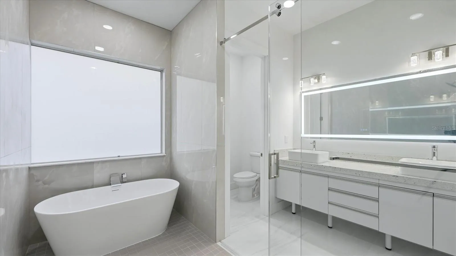 Ensuite Wet room with soaking tub