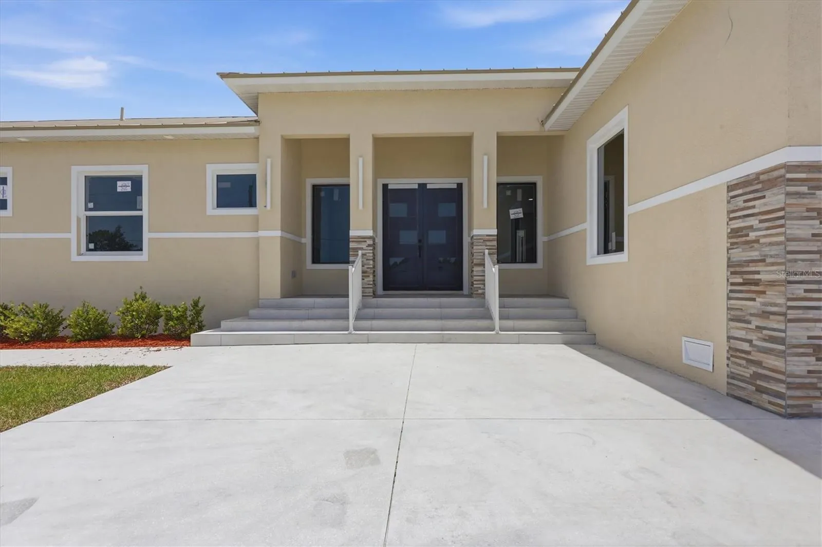 Spacious & Inviting Entrance