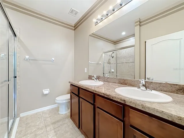 Primary bedroom's en suite bathroom