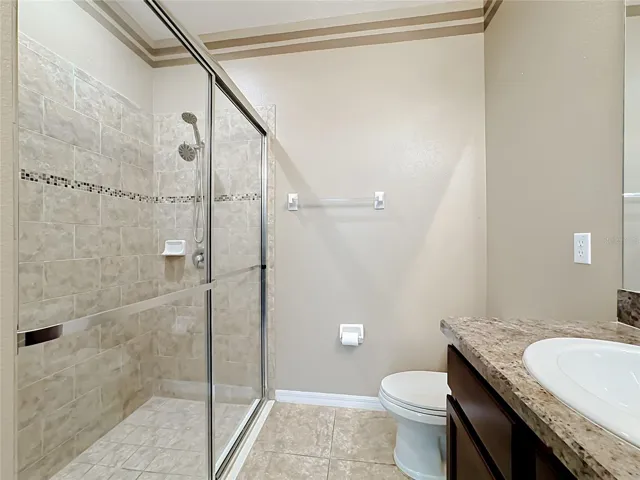 Primary bedroom's en suite bathroom