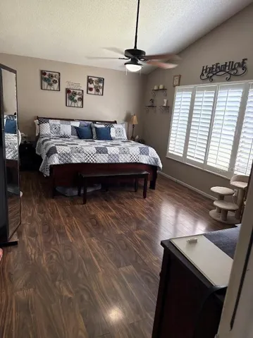 Primary bedroom w/ensuite, high ceilings, Plantation Shutters, laminate flooring.