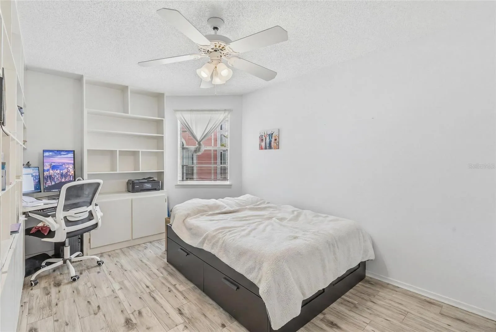 2nd Bedroom with built in book shelfs and desk