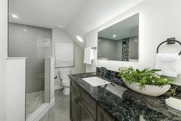 PRIMARY EN-SUITE BATHROOM