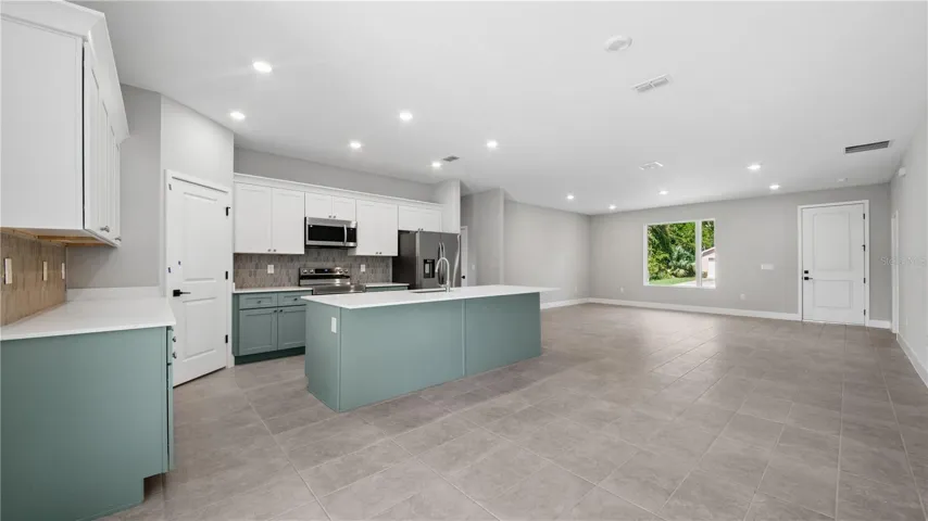 KITCHEN, COLORS AND FINSIHES MAY VARY