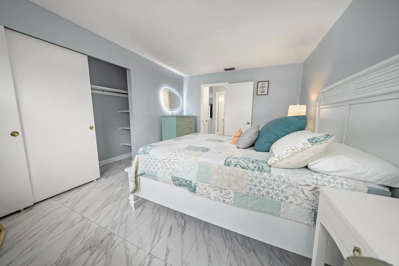 LARGE PRIMARY BEDROOM, CLEAR OF GARDEN& POND