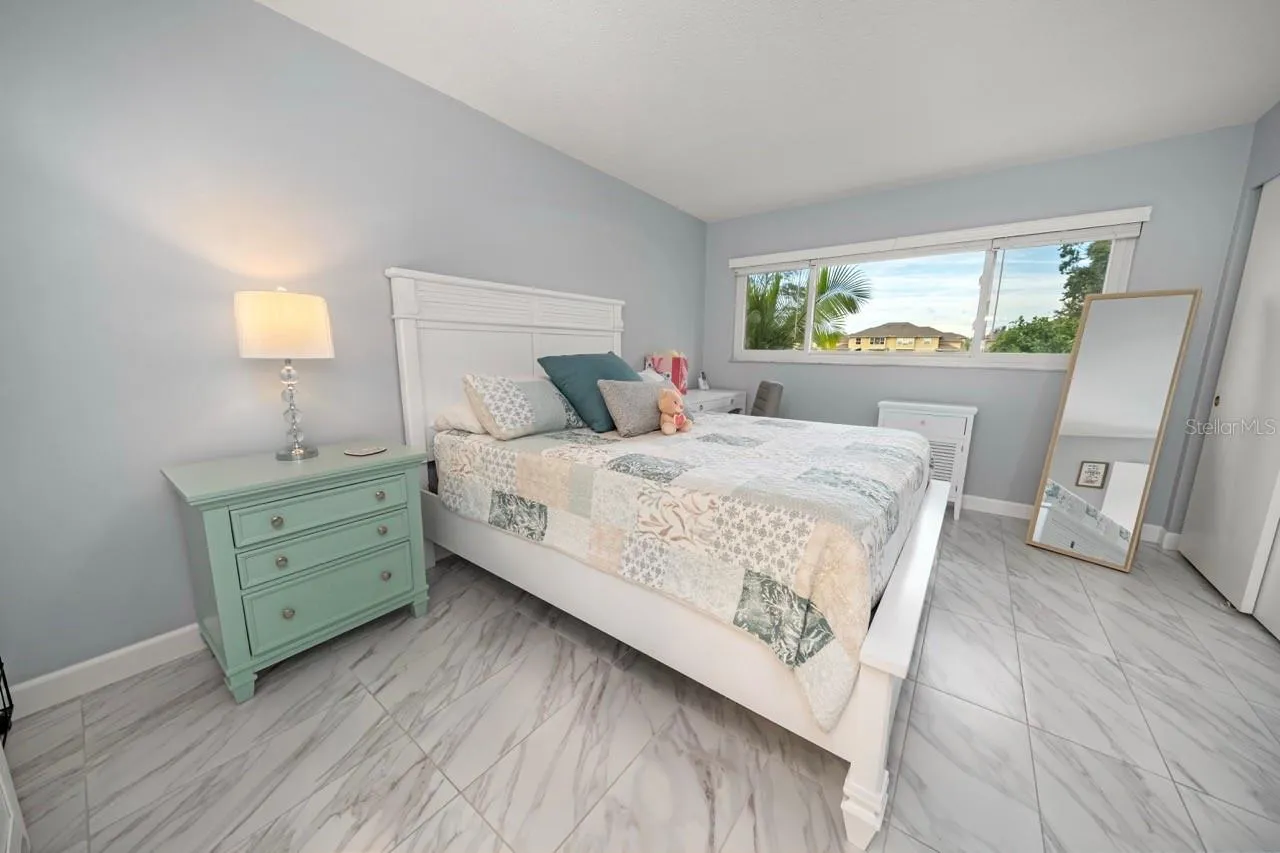 LARGE PRIMARY BEDROOM, CLEAR OF GARDEN& POND