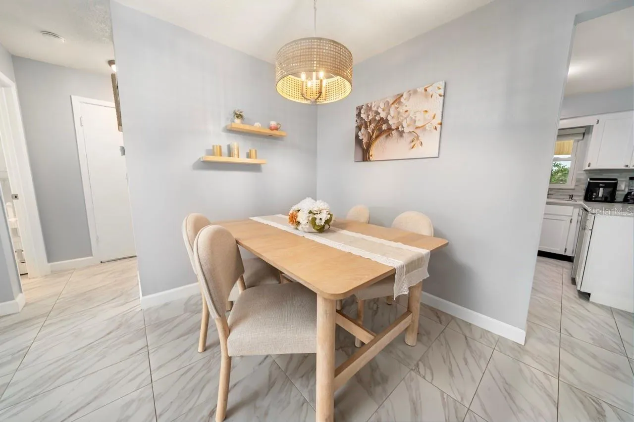 DINING ROOM, LOOK AT THIS LIGHTING