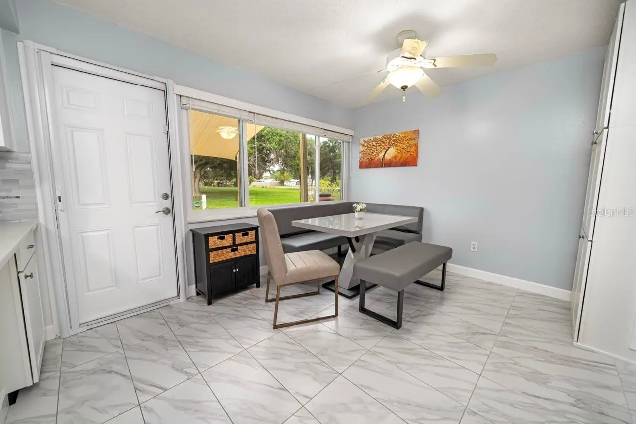 LARGE BREAKFAST KITCHEN NOOK, WITH CLEAR VIEW OF POND & FOUNTAIN. VERY COMFORTABLE