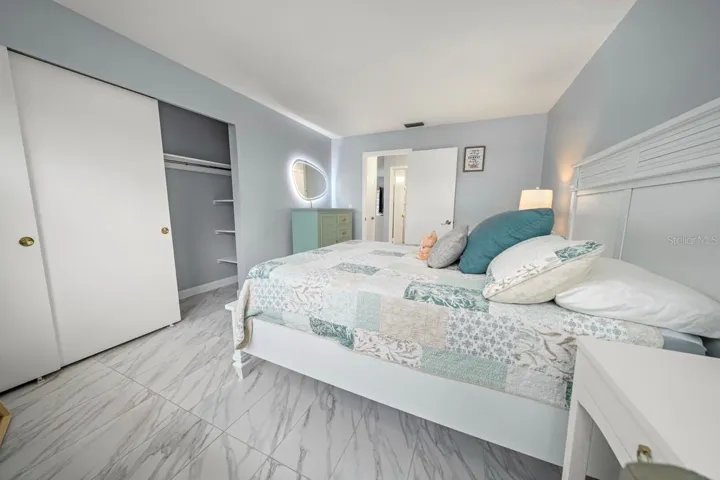 LARGE PRIMARY BEDROOM, CLEAR OF GARDEN& POND